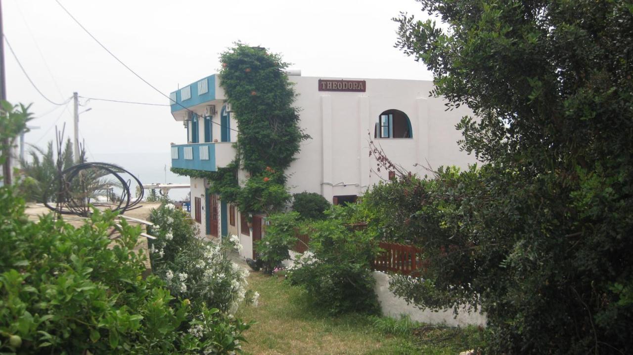 Theodora Aparthotel Makrýgialos Buitenkant foto